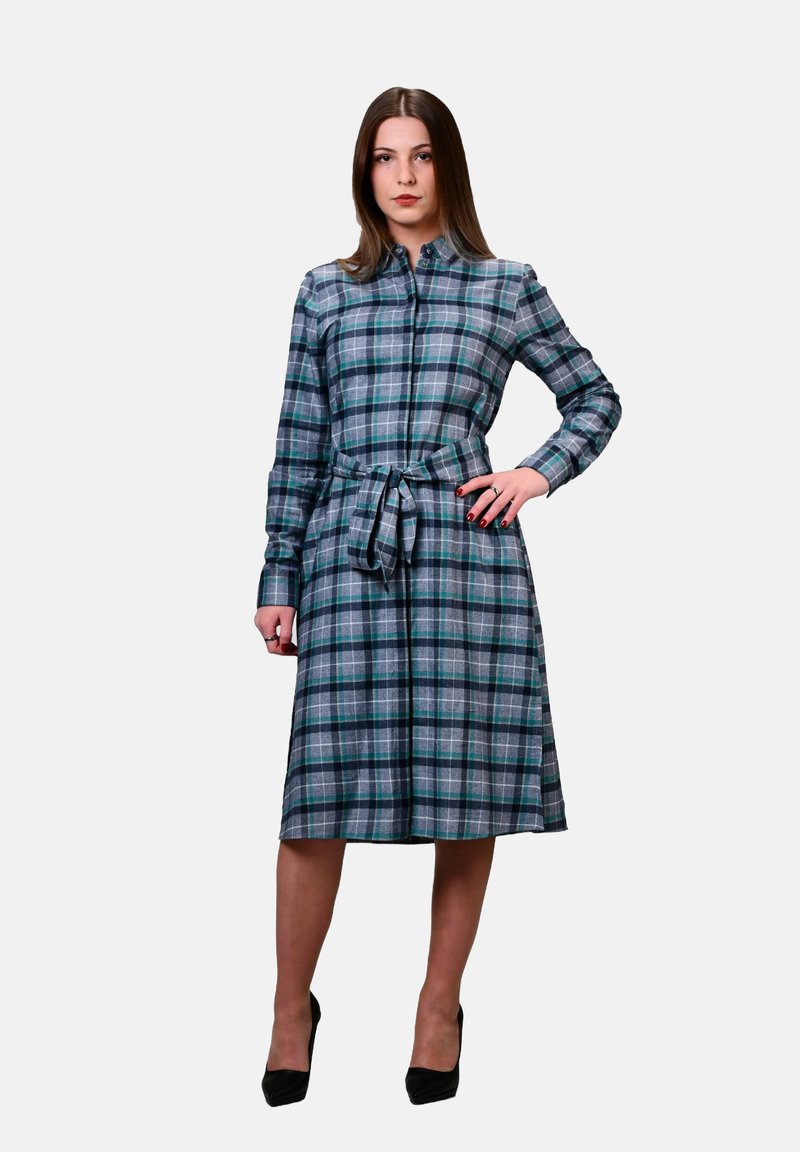 Sininen ja vihreä ruudullinen pitkähihaisessa mekko, jossa on napitus edessä, vyötäröllä vyö ja levenevä helma. Valmistettu teksturoidusta kankaasta.