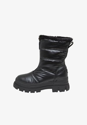 Bota de invierno negra con un acabado brillante y acolchado, borde de piel sintética en la parte superior, suela de goma gruesa y una cinta para facilitar el uso.