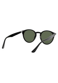 Occhiali da sole neri a forma rotonda con lenti verde scuro. Realizzati in plastica lucida, presentano una cerniera in metallo e aste eleganti.