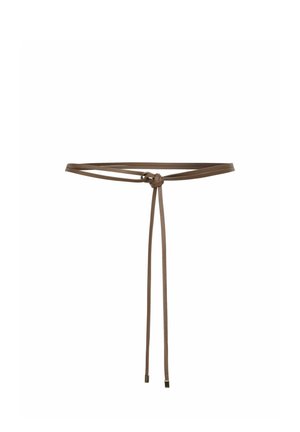 Ceinture fine en cuir brun nouée avec deux longues extrémités pendantes sur un fond blanc.