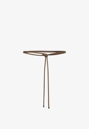 Cienki brązowy pasek skórzany zawiązany na supeł, z dwoma długimi końcami zwisającymi na białym tle.