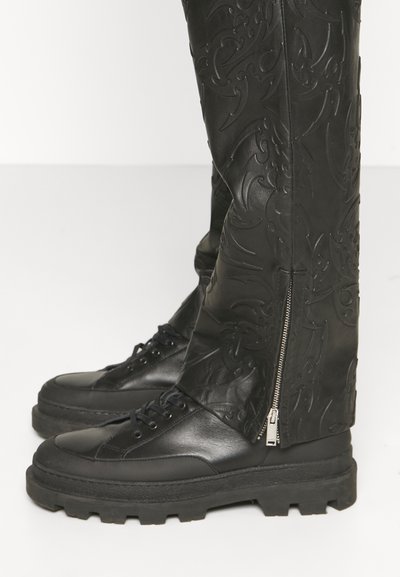 Han Kjøbenhavn EMBOSSED TRIBAL - Δερμάτινο παντελόνι - black