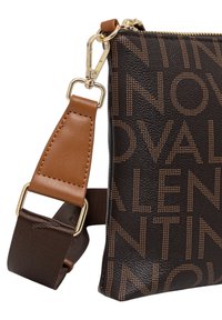 Braune Leder-Crossbody-Tasche mit strukturiertem Oberflächenmaterial, goldenen Beschlägen und "Valentino"-Musterdetails auf der Außenseite.