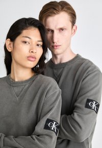 Calvin Klein Jeans WASHED BADGE CREW NECK UNISEX - Sudadera - endless grey