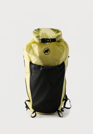 Šviesiai geltona kuprinė žygiams su juoda priekiu kišene, viršuje sulankstoma su sagtimi ir mammuto logotipu centre priekyje.