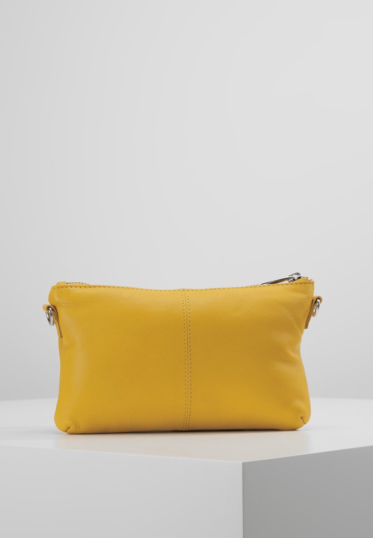 FASHION FAVORITES SMALL BAG Axelremsväska yellow FASHION FAVORITES SMALL BAG Axelremsväska yellow