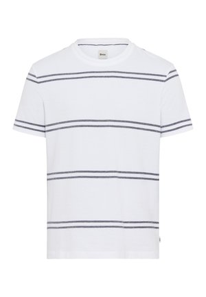 T-shirt blanc à manches courtes avec col rond et quatre rangées de fines rayures horizontales bleu marine sur la poitrine, les manches et le bas du torse.