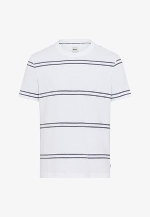 T-shirt bianca a maniche corte con collo rotondo e quattro serie di sottili strisce orizzontali blu navy su petto, maniche e parte bassa del torso.