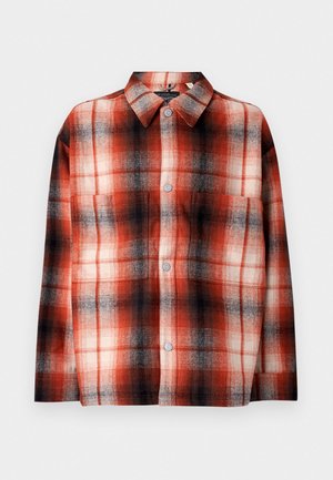 Rood en zwart geruite button-up shirt met een kraag, lange mouwen en een enkele borstzak, gemaakt van een zachte stof.