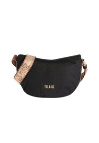 Borsa crossbody nera a forma di mezzaluna con una tracolla beige che presenta una stampa di una mappa vintage e la scritta dorata "1ª CLASSE" sul fronte.
