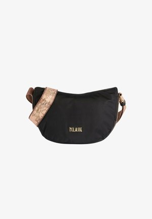 Bolso cruzado negro en forma de media luna con una correa beige que presenta un estampado de mapa vintage y la lettering dorada "1ª CLASSE" en la parte frontal.