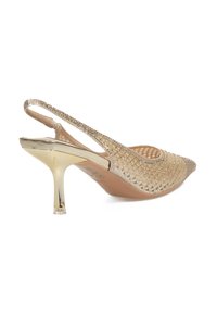 Zapato dorado tipo slingback con punta afilada, diseño de malla, adornado con rhinestones y un delgado tacón de aguja. Acabados brillantes y suaves.