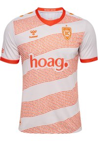 Witte voetbaltrui met oranje accenten, een ronde halslijn en een patroon van namen in verschillende groottes, waarbij "hoag." prominent is weergegeven.