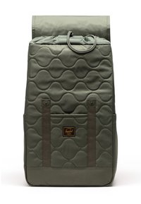 Dunkelgrüner, gesteppten Rucksack mit Rolltop-Verschluss, zwei braunen Trägern, einer Fronttasche und einem Logo-Patch. Verfügt über ein strukturiertes Wellenmuster.