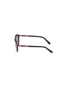Gafas de sol negras con lentes degradados y acentos en rojo y azul contrastantes en las patillas. Diseño de marco angular con un acabado brillante.