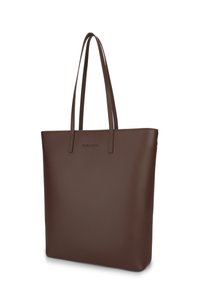 Sac fourre-tout en cuir marron au design minimaliste, de forme rectangulaire, avec deux longues poignées et un logo en relief à l'avant.