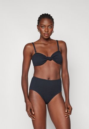 Bikini à côtes bleu marine avec un design de devant torsadé sur le haut et un bas taille haute, équipé de bretelles ajustables pour un meilleur ajustement.