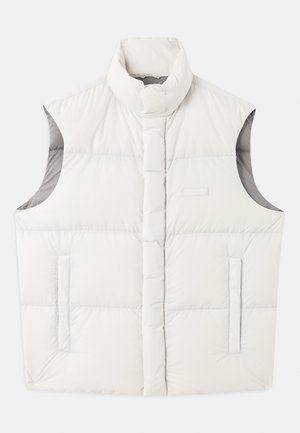 Lett grå puffervest med høy krage, ermeløs design, vertikal søm og to sidelommer. Myk stofftekstur.