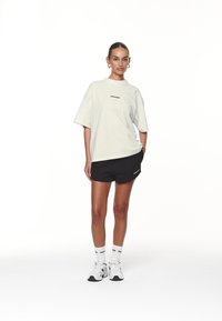 Pegador BRACY HEAVY OVERSIZED TEE - T-shirts - washed coconut milk/black