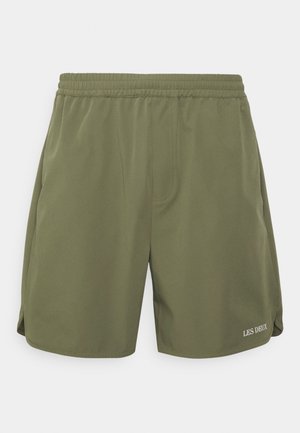 Olivgröna shorts med elastisk midja, sömdetaljer, sidokilar och vit "LES DEUX"-logotyp på nederkanten.