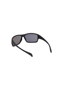 Gafas de sol negras con un acabado mate, lentes rectangulares y patillas curvadas. Los lentes son de color gris oscuro y el diseño presenta un sutil detalle del logo.