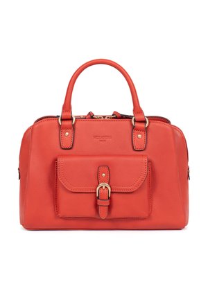 Czerwona skórzana torba na ramię z dwoma uchwytami, przednią kieszenią zabezpieczoną złotą klamrą oraz górnym zamkiem błyskawicznym.