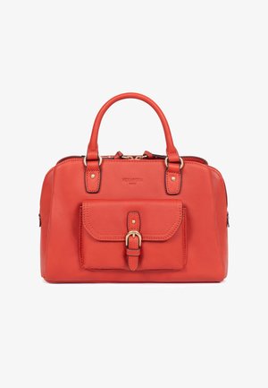 Sac à main en cuir rouge avec double poignée, poche avant sécurisée par une boucle dorée et fermeture éclair supérieure.