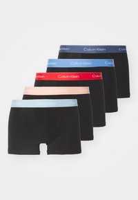 Pet parove crnih bokserica s elastičnim pojasom u bojama: svijetloplava, tamnoplava, crvena, ružičasta i svijetloplava, s logotipom Calvin Klein.