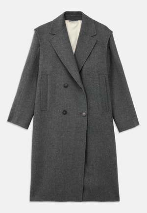 Cappotto in lana grigia con abbottonatura doppiopetto, ampie alette e due tasche verticali. Fodera interna liscia, forma sartoriale.