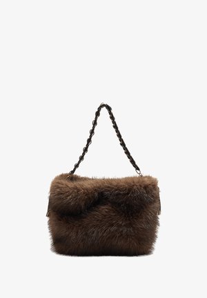 Borsa a tracolla in pelliccia sintetica marrone con superficie texture, design a catena e dettaglio arricciato sul davanti. Chiusura a zip laterale.