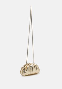 Goldene Metallic-Handtasche mit gerafftem Design und einem langen, schlanken Riemen. Glatte Textur mit abgerundeter Form und ohne sichtbare Hardware-Details.