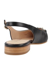Scarpa slingback in pelle nera con tacco basso in legno e dettagli in metallo dorato sulla cinghia. Texture liscia e design snello.