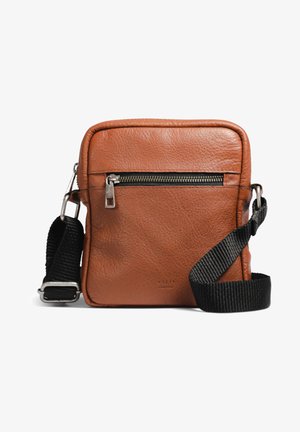 Geantă de umăr din piele maro, cu fermoar de sus, finisaj texturat, accesorii din argint și curea neagră ajustabilă. Formă compactă, rectangulară.