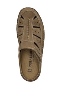 Hnědé kožené sandály s výřezovým designem, prošívanými detaily a texturovanou stélkou. Mají otevřenou špičku a uzavřenou patu pro snadné obouvání.