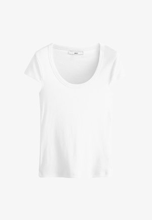 T-shirt bianco aderente con maniche corte, scollatura a girocollo, texture a coste e un'etichetta interna all'collo. Il materiale sembra cotone.