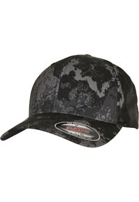 Zwarte camouflagepet met een gebogen klep, gemaakt van flexibele stof. Bevat een logosticker op de klep en textuurpatronen op het oppervlak.