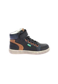 Sneaker nera mid-top con dettagli marroni, in pelle texturizzata, con occhielli arancioni e una fascia in Velcro. Suola in gomma trasparente per una maggiore aderenza.