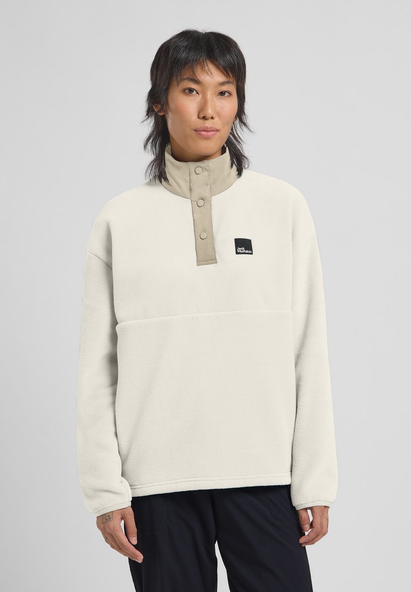 Pullover in pile crema con colletto beige, due bottoni a pressione, patch logo sul petto e maniche lunghe. Tessuto morbido, design casual.