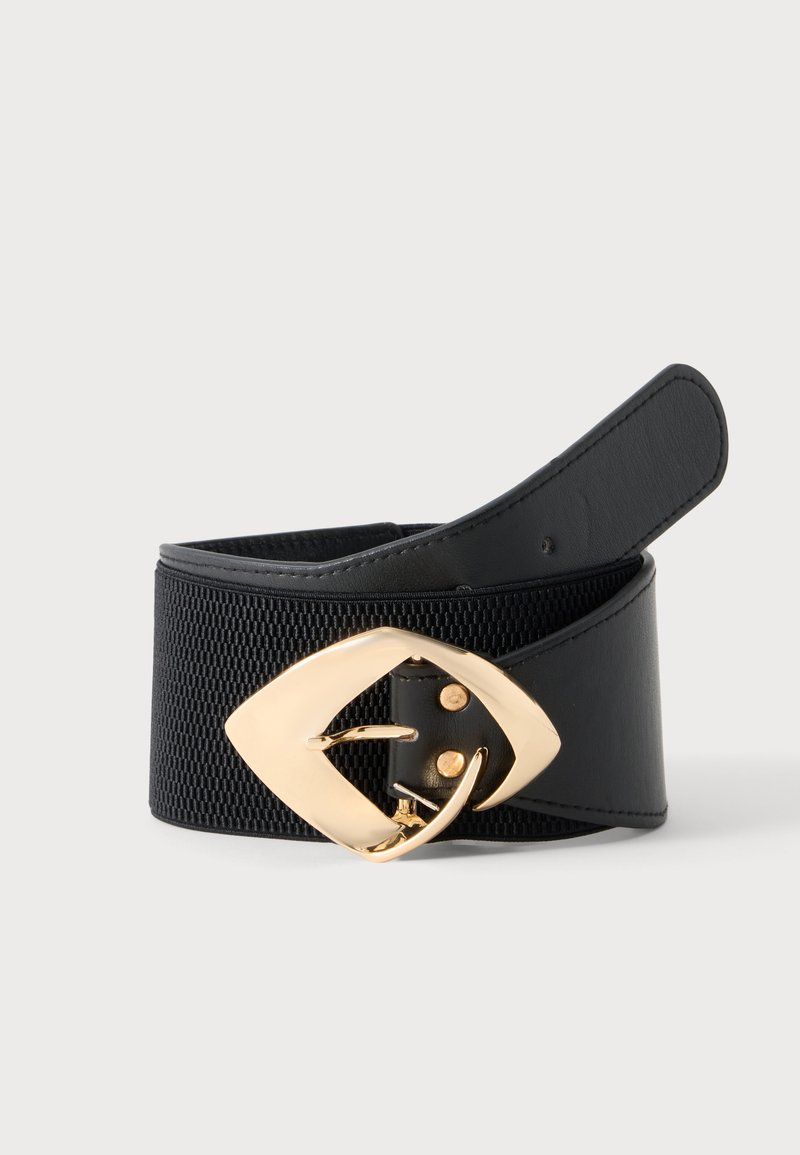 Ceinture large noire texturée avec une grande boucle géométrique dorée sur un fond clair uni.