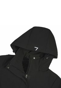 Schwarze Outdoor-Jacke mit Kapuze, ausgestattet mit einem Reißverschluss, Druckknöpfen und einem flauschigen Innenfutter. Enthält ein auffälliges weißes Zahlenlogo auf der Kapuze.