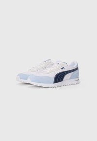Sneakers azzurri e bianchi con una striscia blu navy. Realizzati con un mix di suede e rete, presentano una suola in gomma texturizzata e lacci.