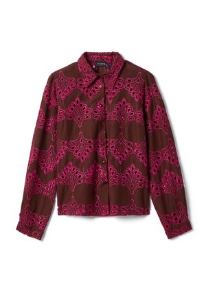 Camisa marrón de manga larga con botones, con un audaz patrón floral abstracto bordado en rosa y cuello puntiagudo.