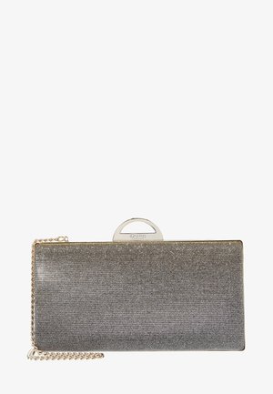 Pochette argentée métallique avec une surface texturée, de forme rectangulaire, bandoulière chaîne dorée et détail de poignée circulaire distinctive.