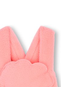 Salopette en tissu peluche rose avec un motif en forme de nuage sur le devant. Texture douce, deux bretelles et bords arrondis.