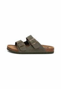 Sandali in suede verde oliva con due fibbie regolabili, soletta in sughero e suola in gomma testurizzata per una migliore aderenza.