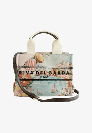 Malá obdélníková látková kabelka s krémovými rukojeťmi, hnědým nastavitelným popruhem a barevným vintage potiskem Riva del Garda Itálie.