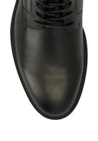 Chaussure en cuir noir avec une surface texturée, un bout pointu et un design traditionnel à lacets. Fini lisse avec une semelle en caoutchouc durable.