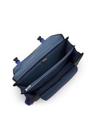 Bolsa de nailon negra y azul con tres compartimentos, uno de ellos con cremallera. Textura suave, material duradero y distintivos acentos de hardware azul.