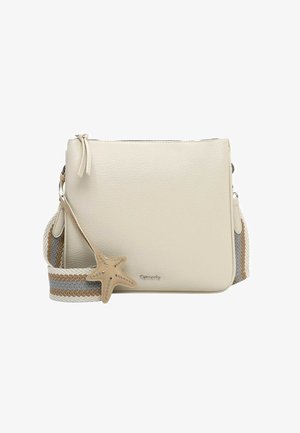 Beige crossbodytas met een gestructureerde afwerking, gestreepte stoffen band in beige en grijs, en een decoratieve zeesterhanger met studs.