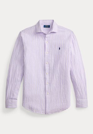 Camicia a maniche lunghe con bottoni a righe verticali lilla chiaro e bianche con logo Polo Ralph Lauren ricamato sul petto a sinistra.